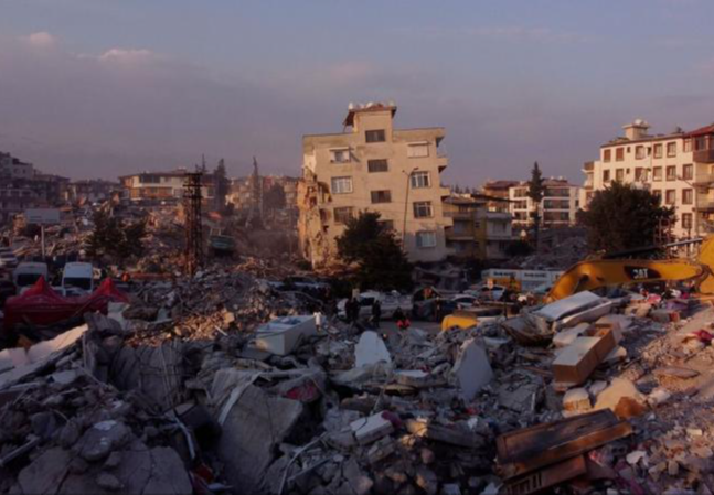 土耳其、叙利亚超3.3万人在地震中遇难